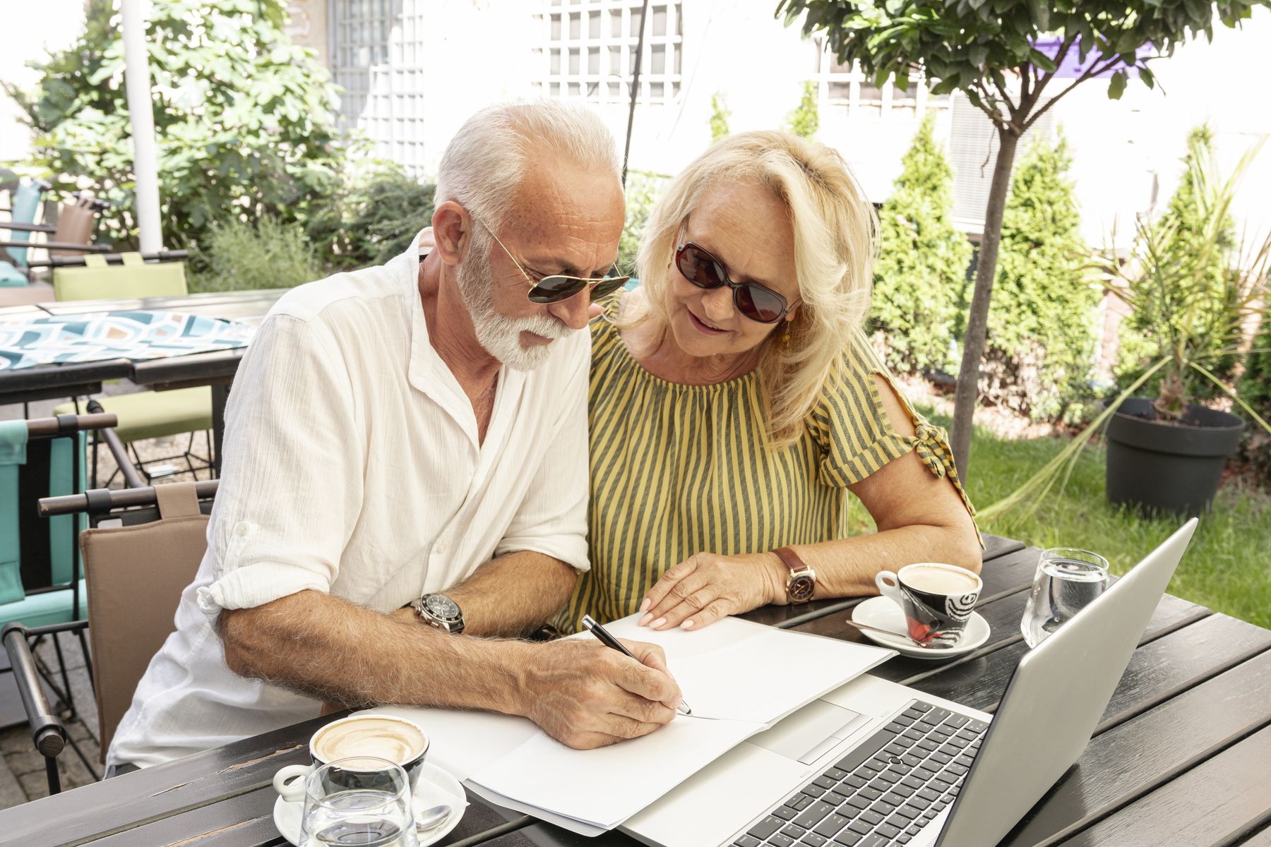 seniors utilisant les chèques carsat pour leurs vacances