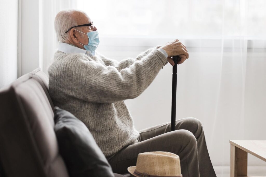 une personne âgée avec des problèmes de santé présente des difficultés à rester seule à son domicile