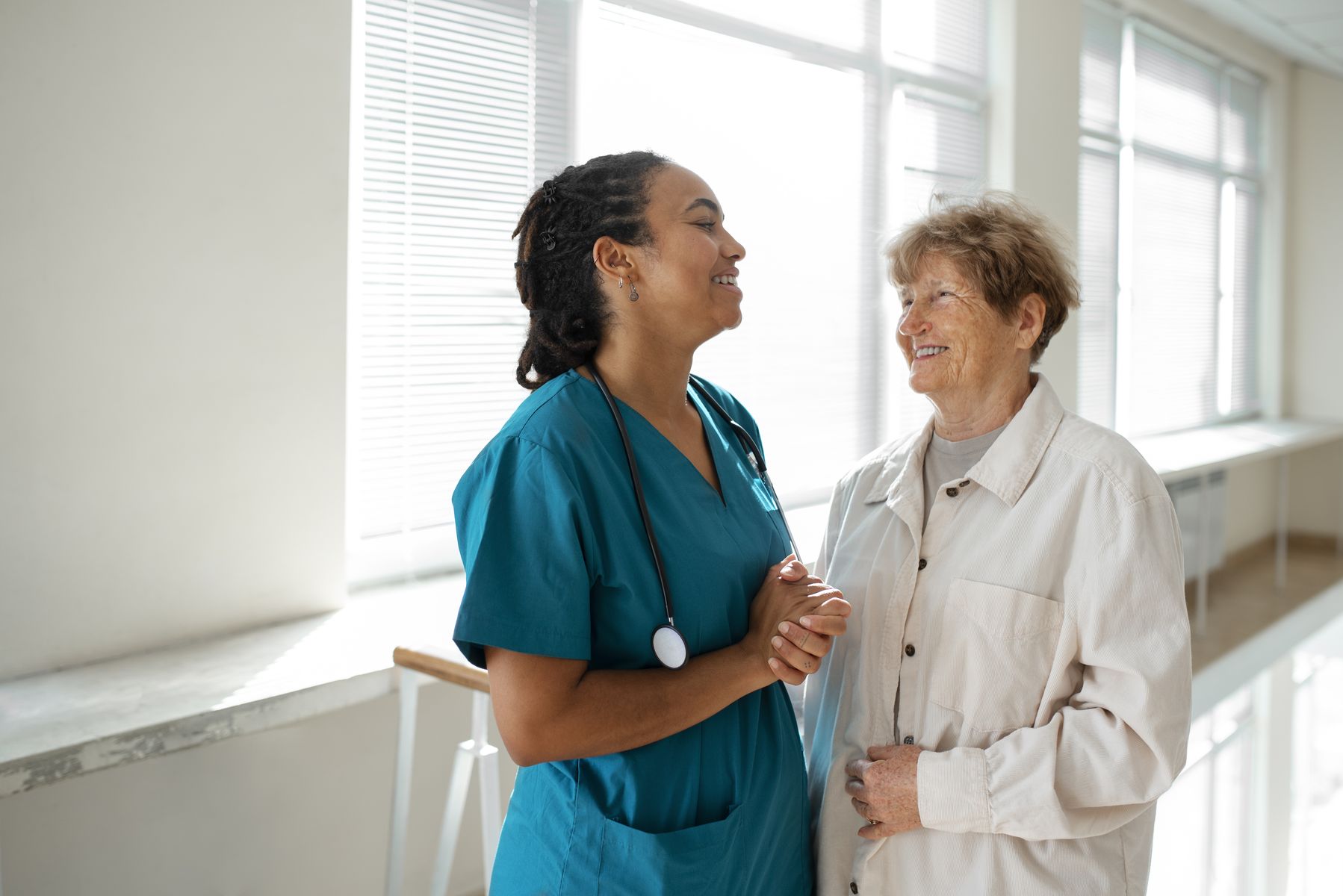 Combien de patients pour une aide-soignante en Ehpad la nuit et le jour