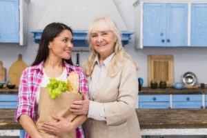 Comment aider une personne âgée qui vit seule à son domicile ? 