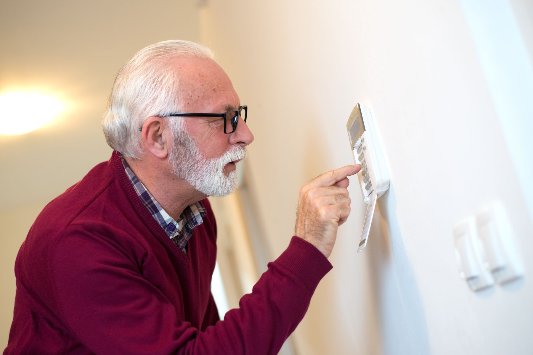 Quelles mesures de protection contre le cambriolage pour une personne âgée seule