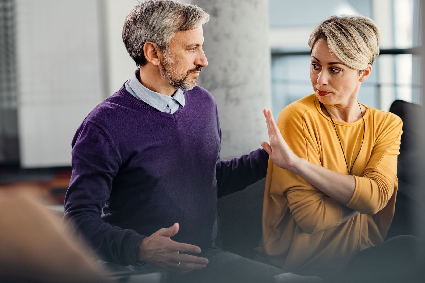 Que faire quand un parent âgé chute et refuse d’être surveillé