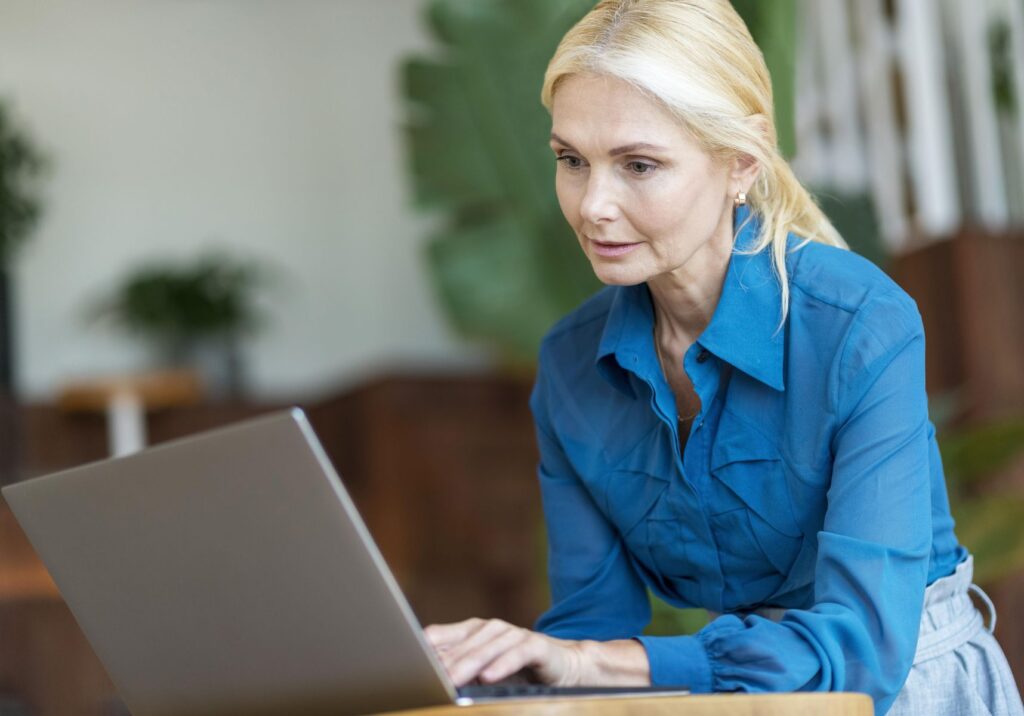 femme senior regardant les modèles de lettre de demande d’habilitation familiale générale en EHPAD