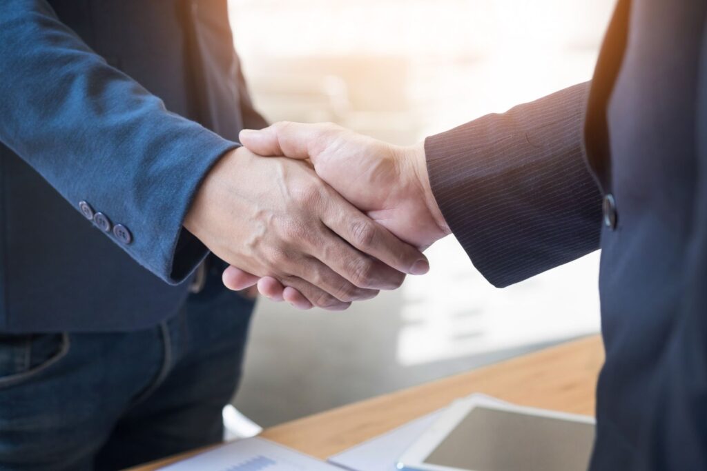 tuteur gérant l'assurance d'un senior sous tutelle
