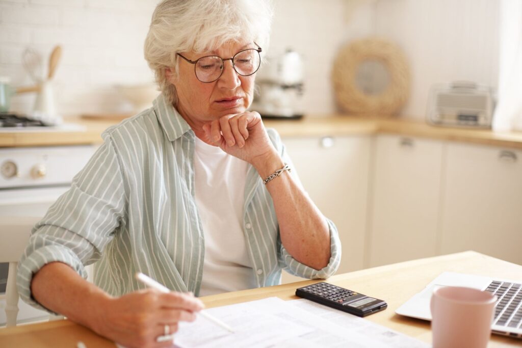 femme senior de plus de 80 ans n'ayant pas d'assurance habitation