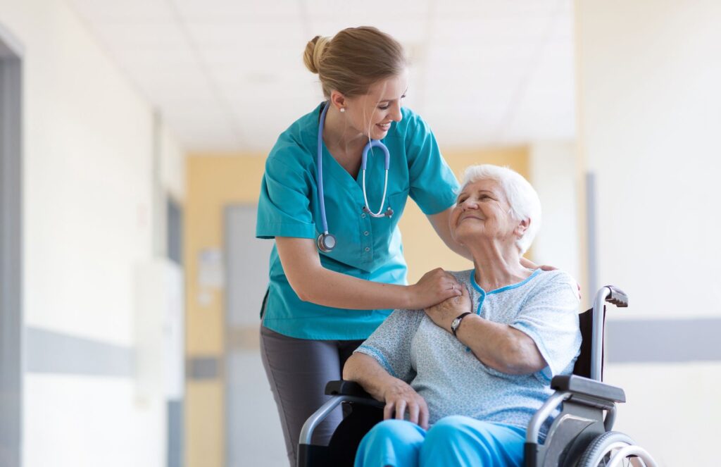 Senior de plus de 60 ans présentant une perte d'autonomie sévère et nécessitant une prise en charge médicale importante en USLD