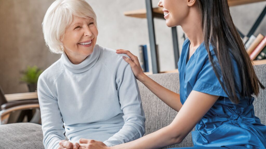 aide à domicile avec un senior se préparant à entrer en EHPAD