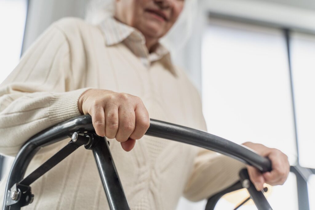 canne pour aider à la marche d'un senior