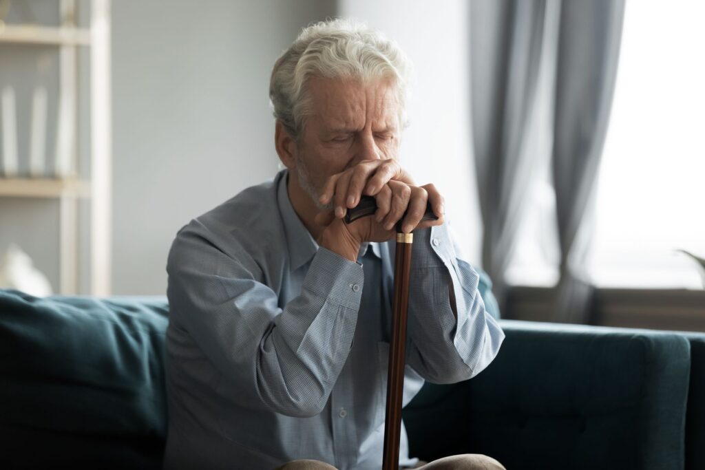 Senior courbé à cause de troubles neurologiques ou cognitifs