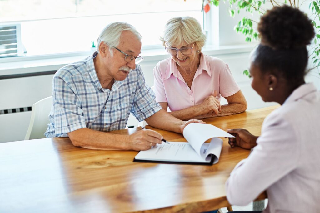 Couple de seniors choissiant entre la sauvegarde ou la tutelle