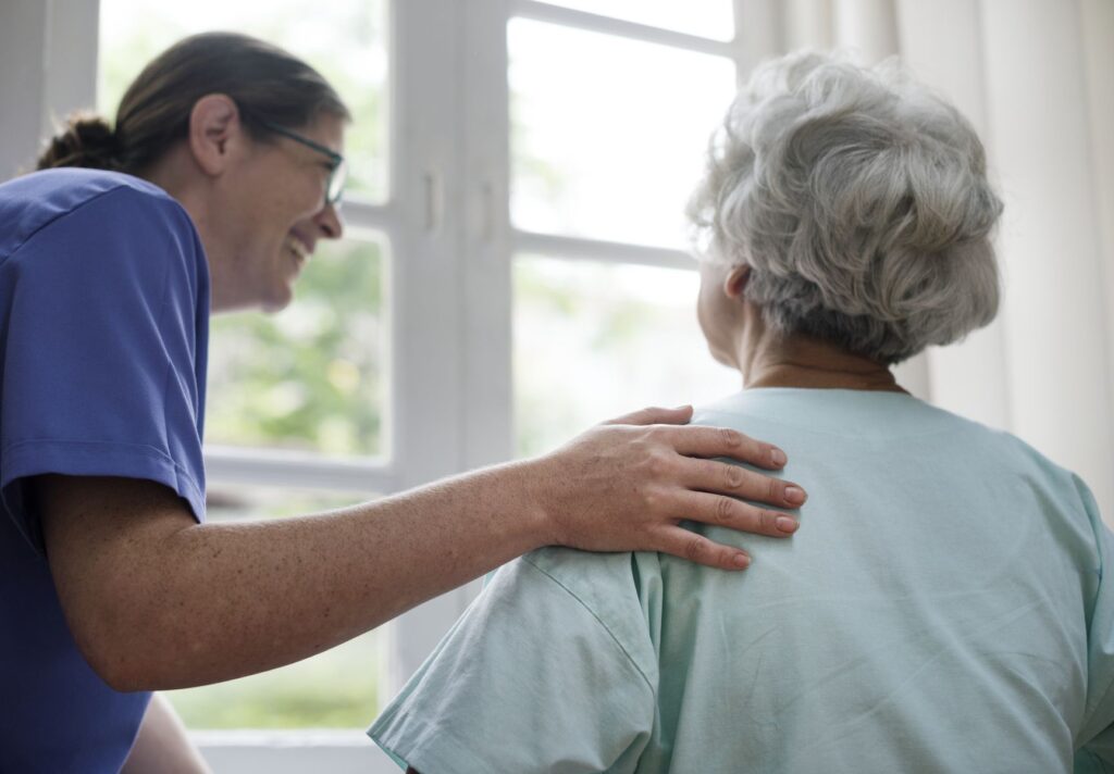 femme senior à l'hôpital en Normandie