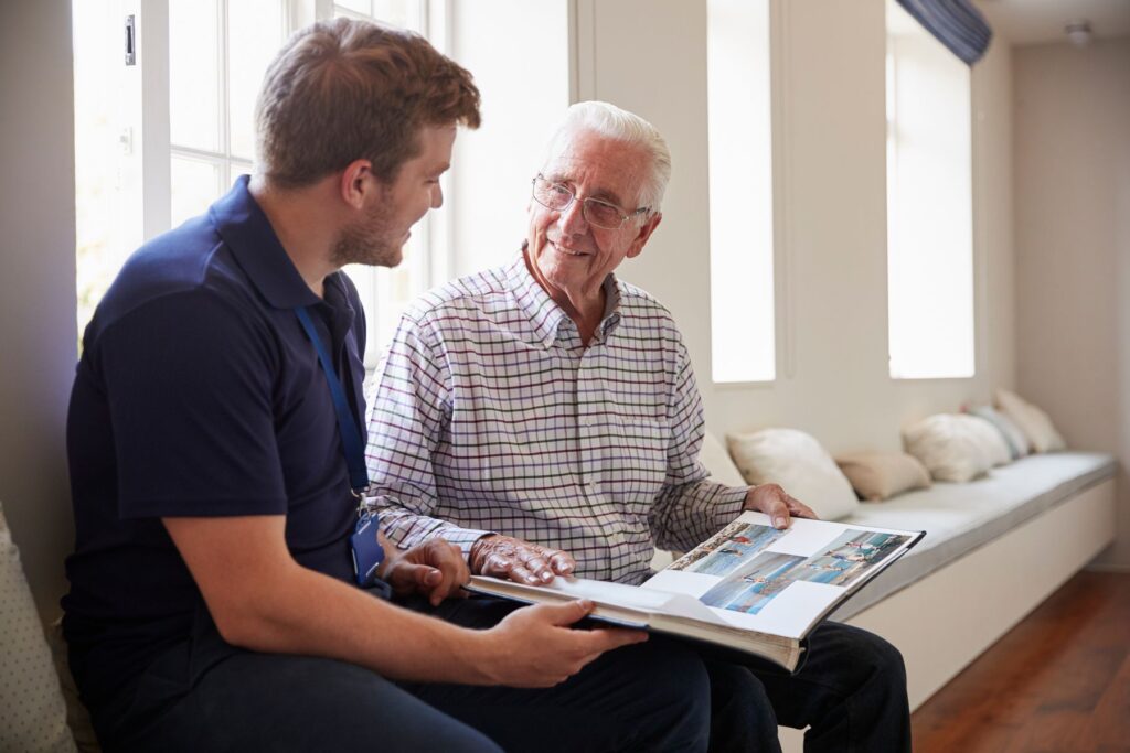 Senior bénéficiant d'une solution d'hébergement alternatif au sein d'une famille d'accueil pour seniors et adultes handicapés ou au sein d'une maison de répit