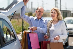 couple de seniors sous tutelle faisant du shopping