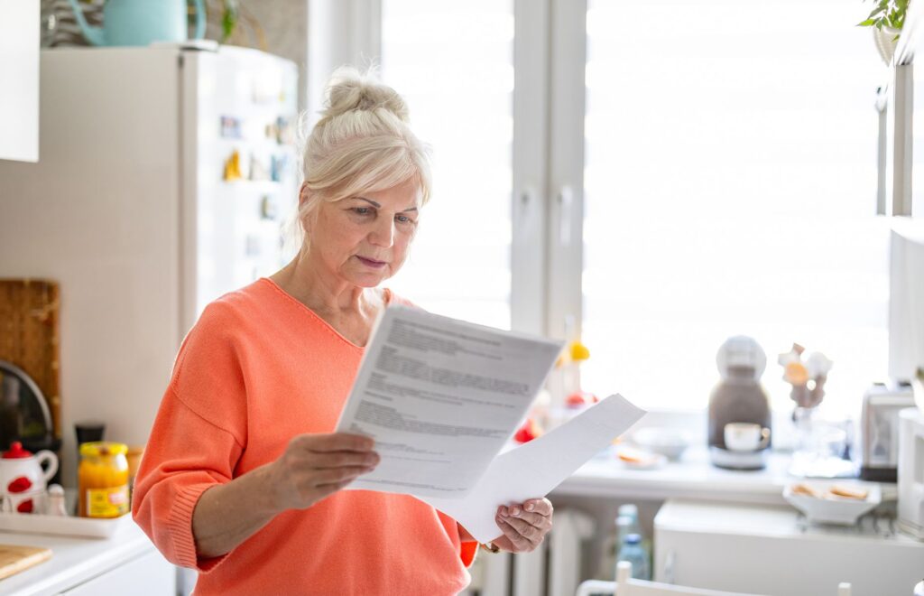 femme senior découvrant les conditions pour bénéficier du crédit d'impot