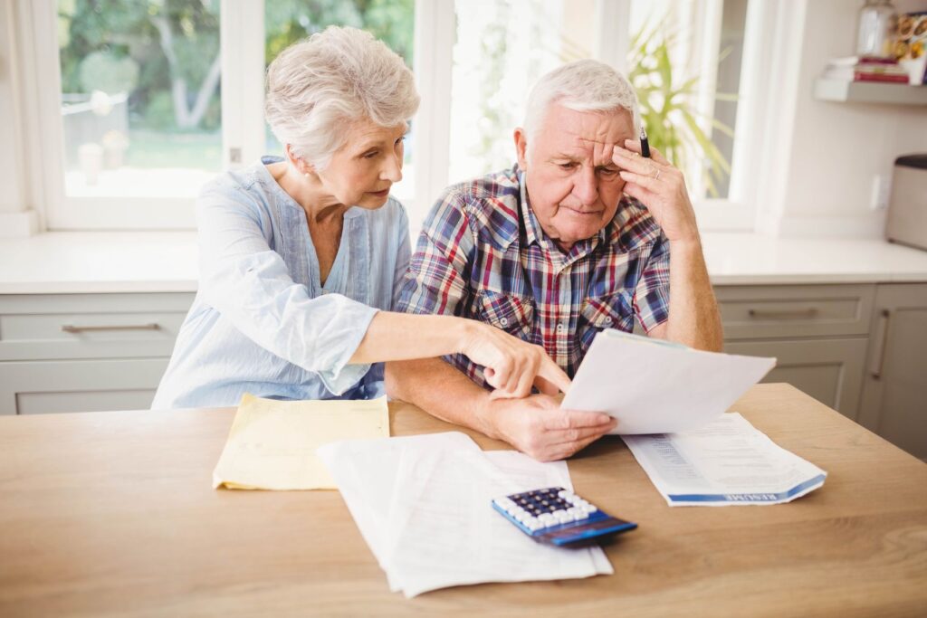 couple de seniors découvrant s'ils sont exonérés du paiement de la taxe foncière