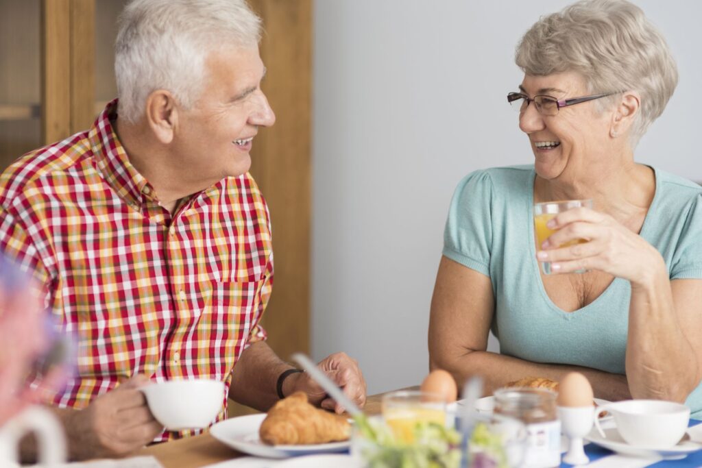 seniors prenant le petit déjeuner en EHPAD