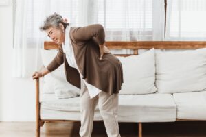 Quand une personne âgée se voûte : 6 signes que ce n’est pas juste l’âge