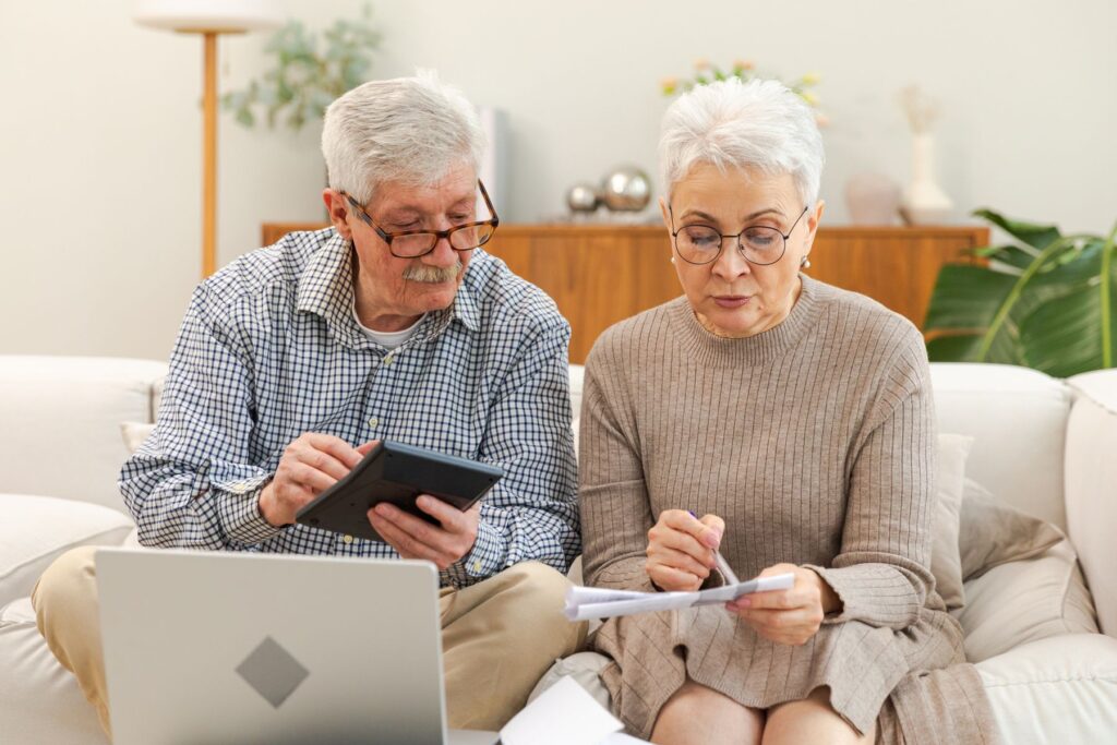 couple de seniors de plus de 70 ans calculant le montant de leur crédit d'impt
