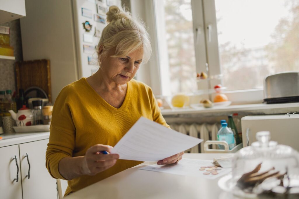 femme senior bénéfiaire de l'AAH exonérée de l'obligation alimentaire