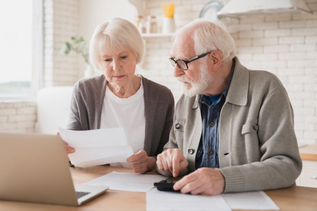 couple de seniors pouvant bénéficier de l'abattement d'impôt