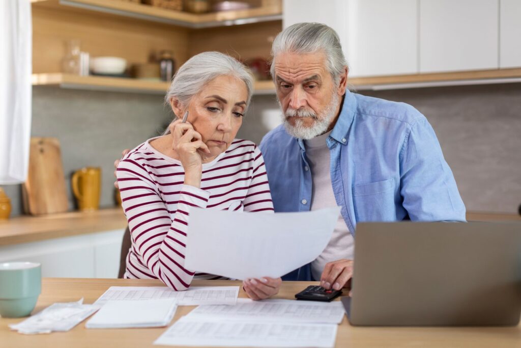 seniors découvrant le montant de leur pension d'invalidité en 2025
