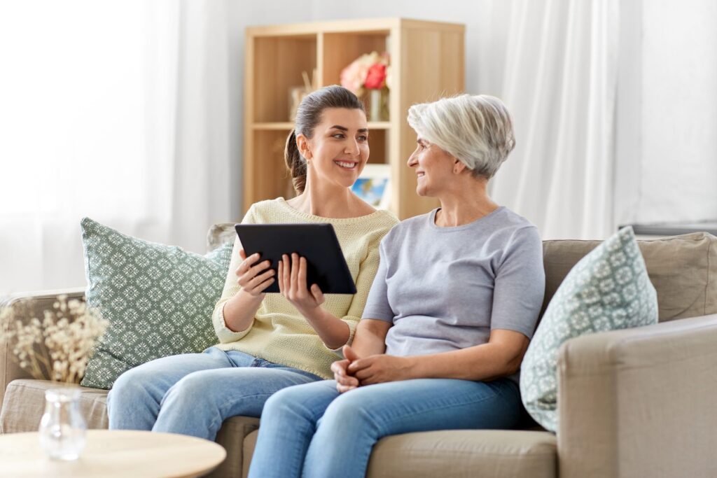 enfant présentant les avantages du béguinage à son parent senior