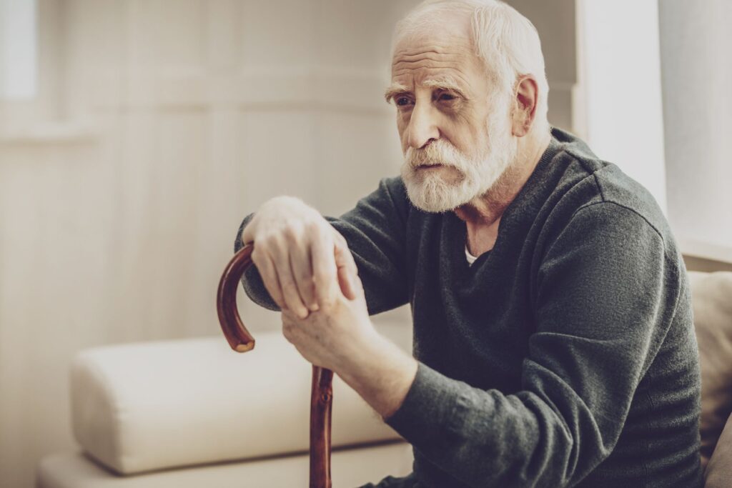 Senior avec une lassitude générale et des difficultés pour les tâches du quotidien