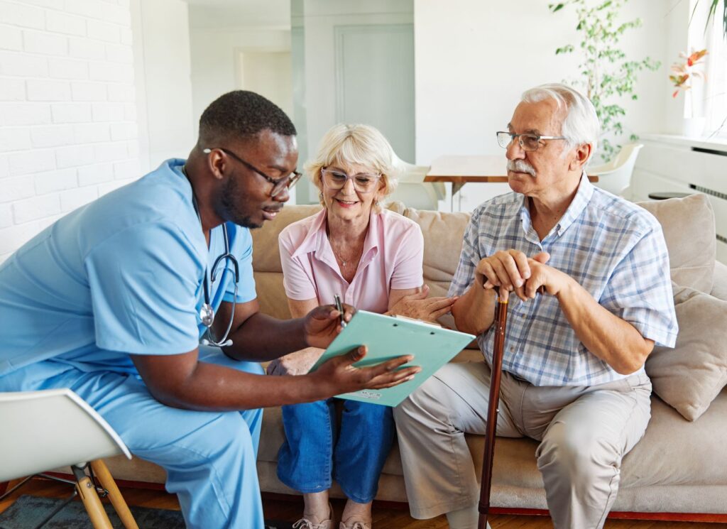couple de seniors préparant un hébergement temporaire en EHPAD