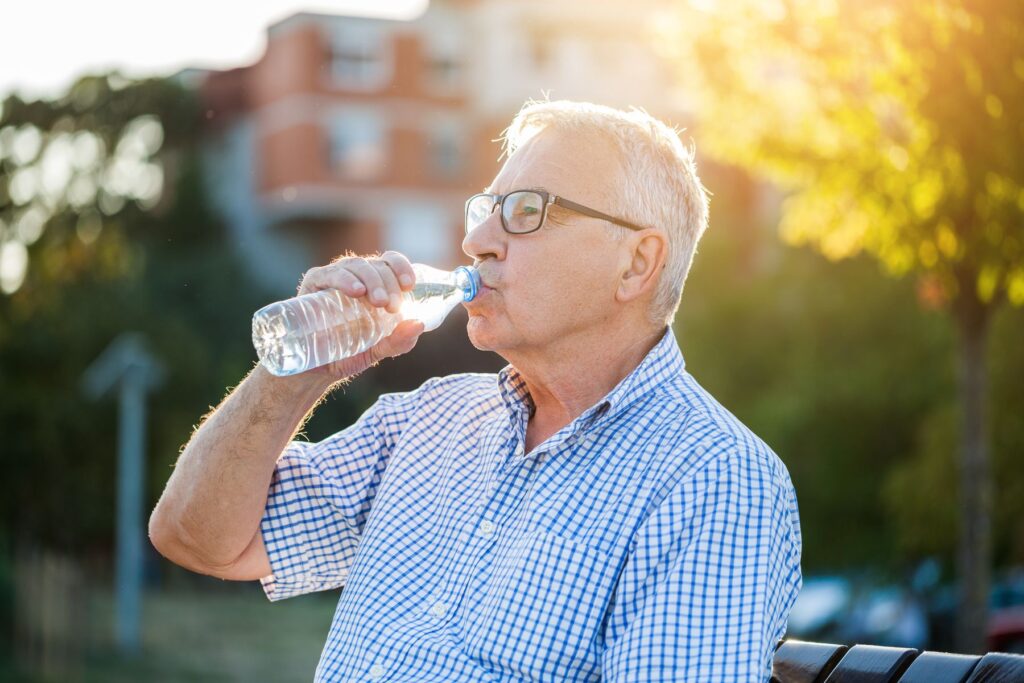 Senior qui s'hydrate en cas de fortes chaleurs