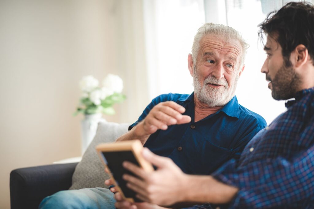 Senior hésitant entre la résidence autonomie et l'aide à domicile