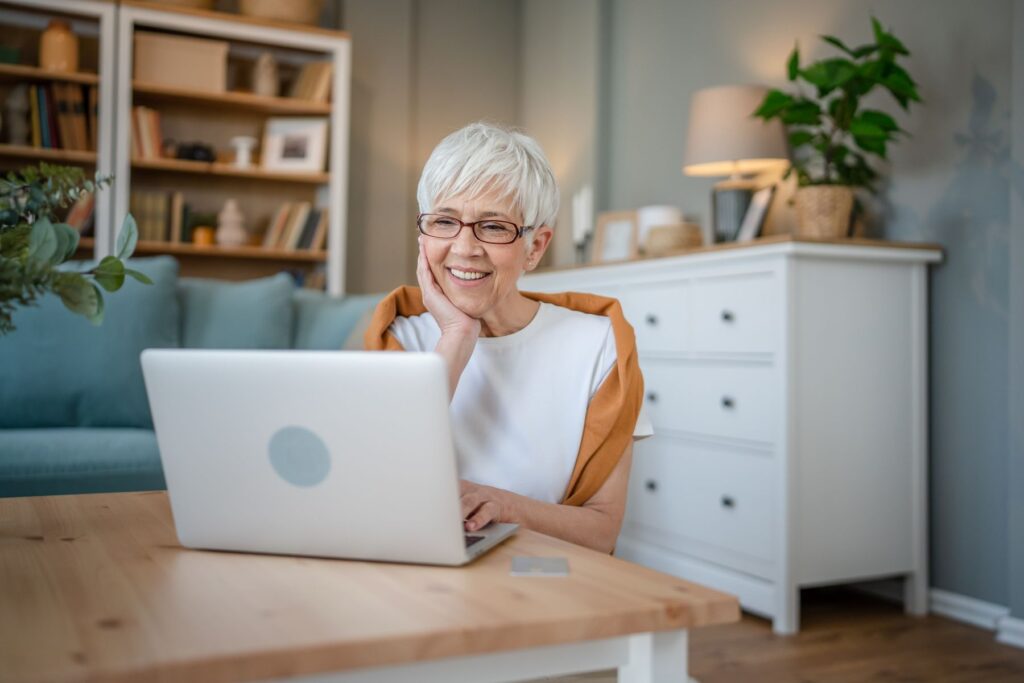 femme senior faisant une demande d'hébergement temporaire en EHPAD pour l'été