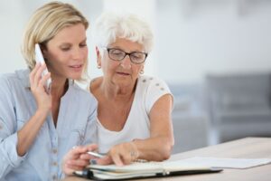 Comment organiser le licenciement d’une aide à domicile pour une entrée en ehpad