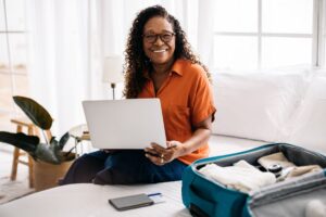 Comment garder le lien à distance avec un parent âgé pendant les vacances ?