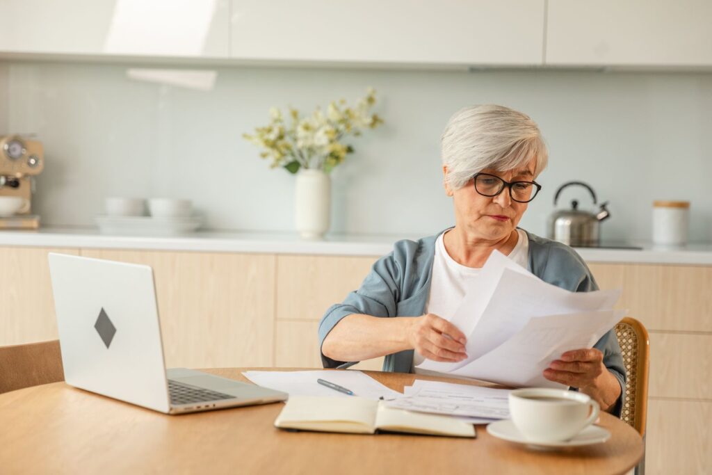 senior découvrant les conditions du mandat de protection future
