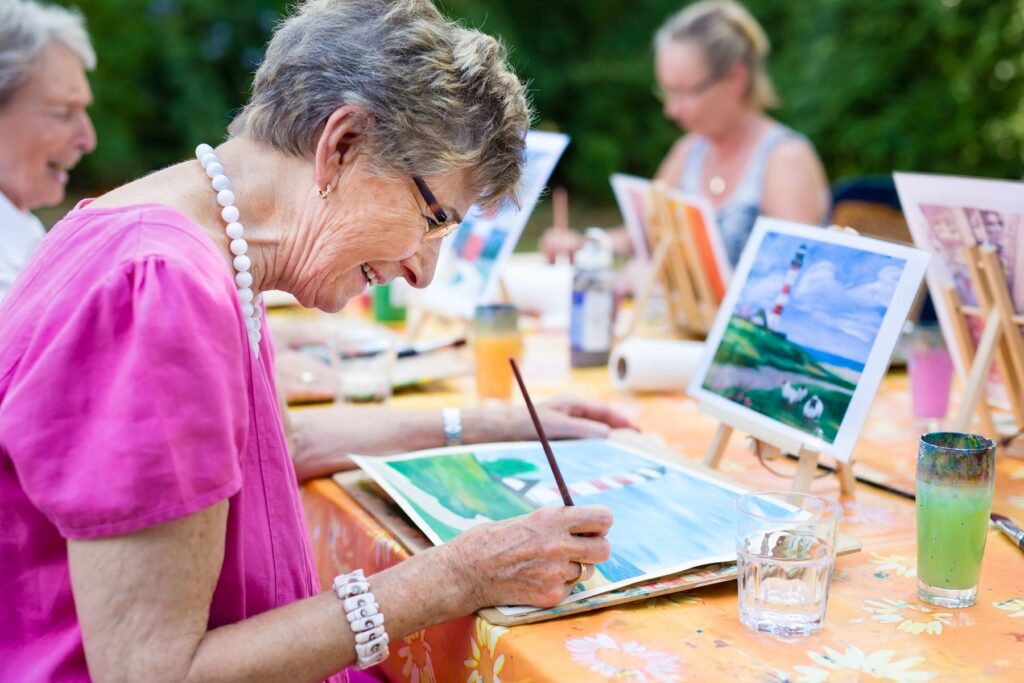 Seniors faisant de la peinture en plein air