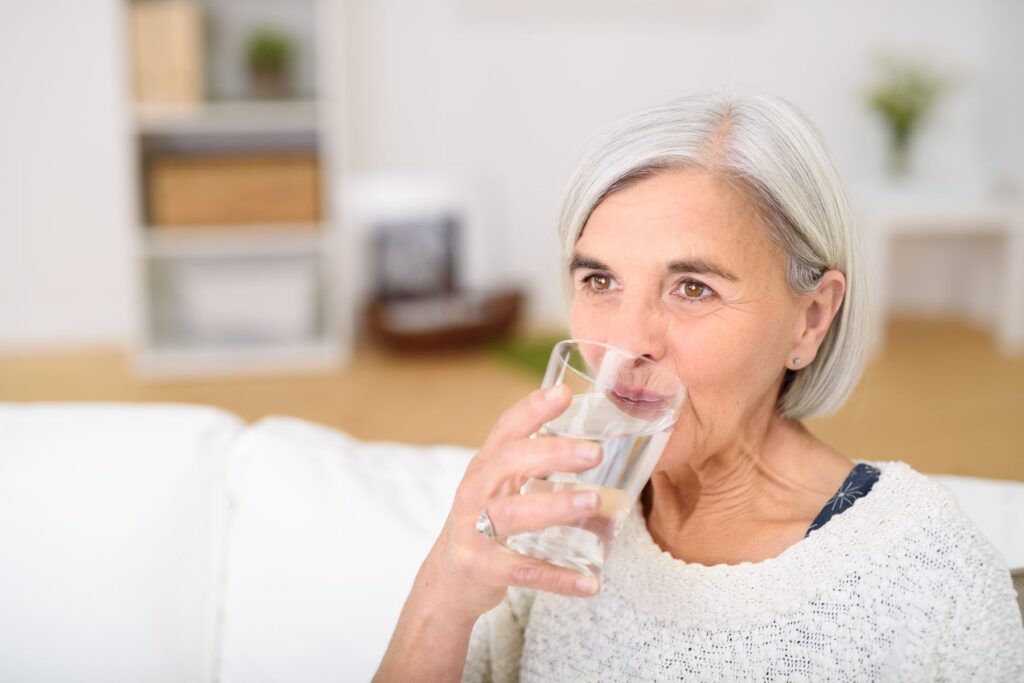 senior faisant attention au risque de déshydratation