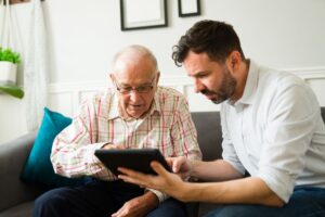 Aide à domicile ou résidence autonomie : quelle solution pour un parent encore ‘lucide’ mais fatigué ?