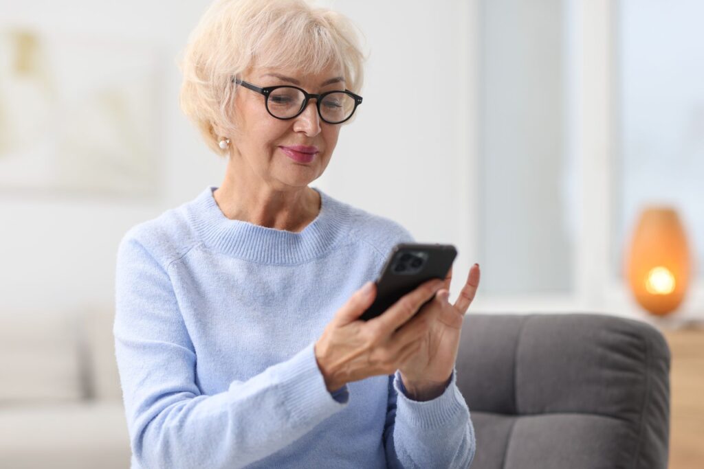 senior utilisant Optimind pour tester sa mémoire