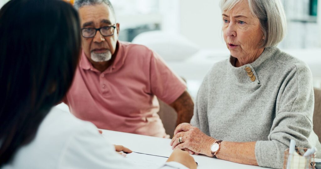 couple de seniors finançant le séjour en béguinage avec leur pension de retraite