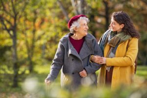 Changement de saison et fatigue des seniors : comment aider son proche à bien s’adapter
