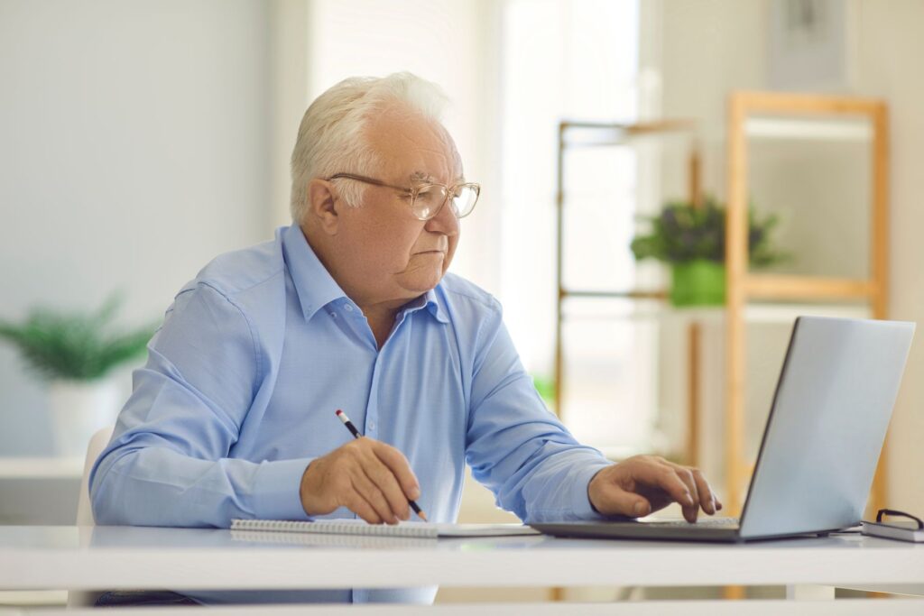 senior faisant une demande d'admission en EHPAD