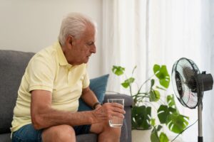 8 astuces pour éviter la déshydratation des personnes âgées pendant les vagues de chaleur