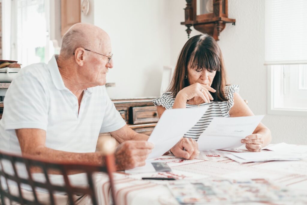 couple de seniors regardant le montant de leur retraite