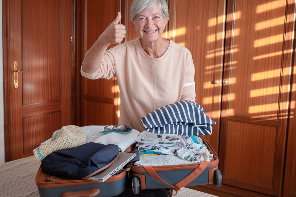 Senior qui finalise sa valise pour un hébergement temporaire en EHPAD