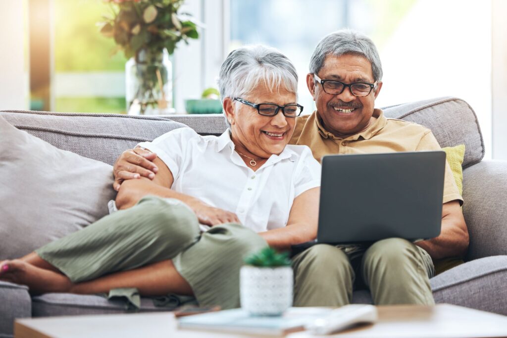 Couple de seniors utilisant ViaTrajectoire pour trouver un EHPAD