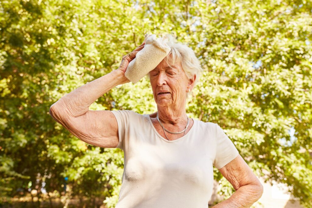 Senior faisant un malaise à cause de la chaleur
