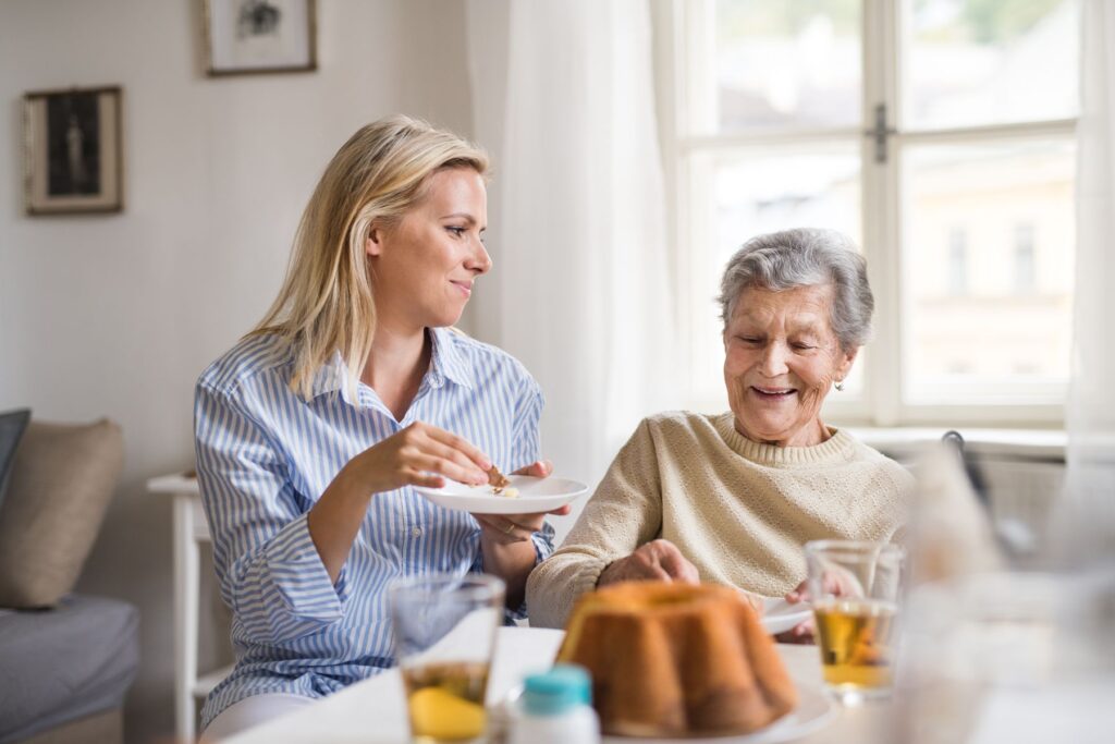 Senior avec un proche qui partage un rituel de repas à heure fixe