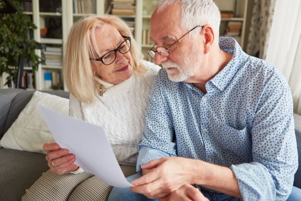 Couple de seniors analysant les services non inclus dans le tarif de base