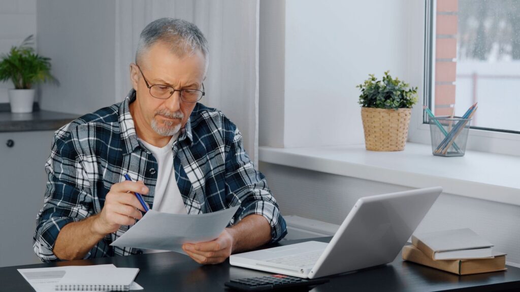 Senior qui met en place des stratégies pour gagner du temps à l'admission