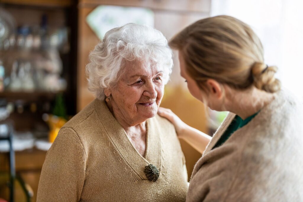 Aidant qui gère le refus de maison de retraite de son senior avec respect
